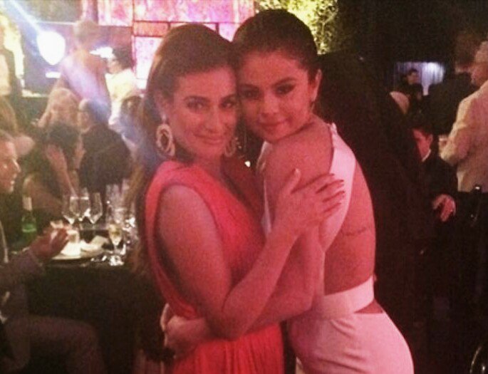 ChartsLea's tweet image. Vamos ajudar os Selenators? Votem na @SelenaGomez como &quot;Artist of the Year&quot; no #AMAs!