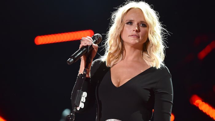 RollingStone's tweet photo. Miranda Lambert reveals the track listing for 'The Weight of These Wings' https://t.co/O7A1Ss5OfA https://t.co/AfAXeoukeM