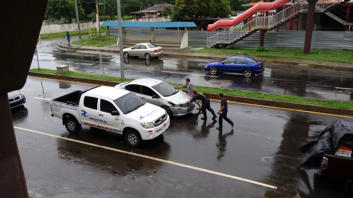 RetenChiriqui's tweet photo. .@arielcasto2: Accidente intersección Villa del Sol, calle nueva a ##Boquete el tránsito cuando va ha prohibir giros https://t.co/7wyGuiNPhA