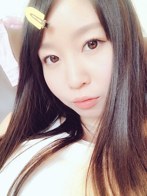 撮影終わって帰ってきた😊  明日も雑誌の撮影〜📷💓 珍しく仕事してる(　˙-˙　)笑 https://t.co/BeZllbnU3N