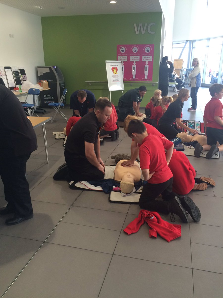 LifelabSoton's tweet photo. Future lifesavers - children from South Baddesley Primary School ......#restartaheart @TheBHF @UoS_Medicine @UHSFT https://t.co/zq6n1gVJYj