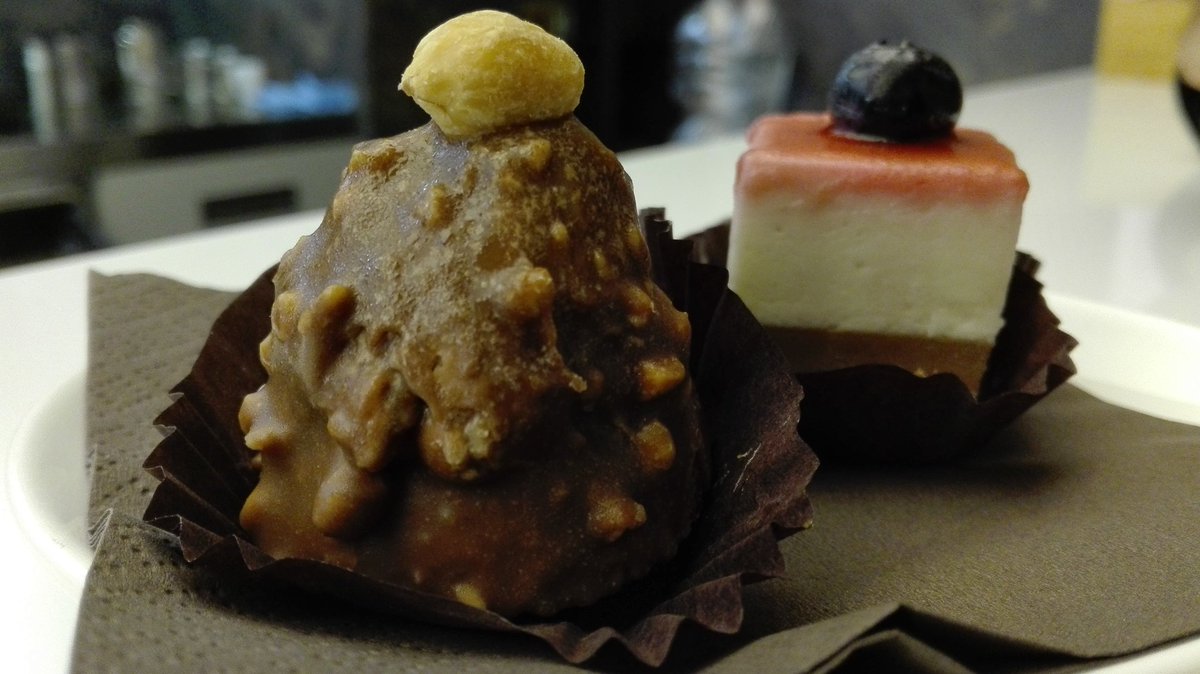 fooddonne's tweet photo. Il dessert
#food #Foodora #foodweek #foodpics #Foodporrn #delicious #dessert #italianfood #ItalyFoodWeek #italy #top #chocoselfie #chocolate https://t.co/I9mCcSO81k
