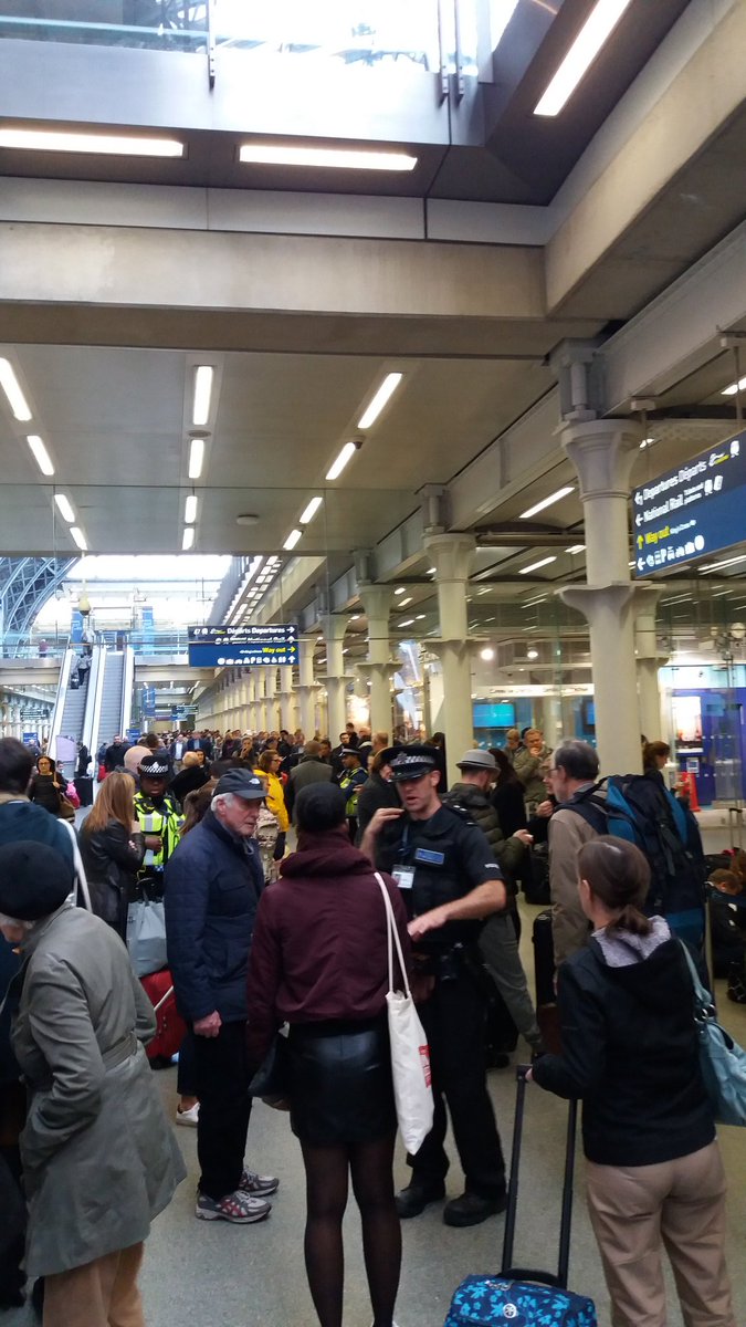 Le tunnel Eurostar est actuellement fermé et le service est donc suspendu