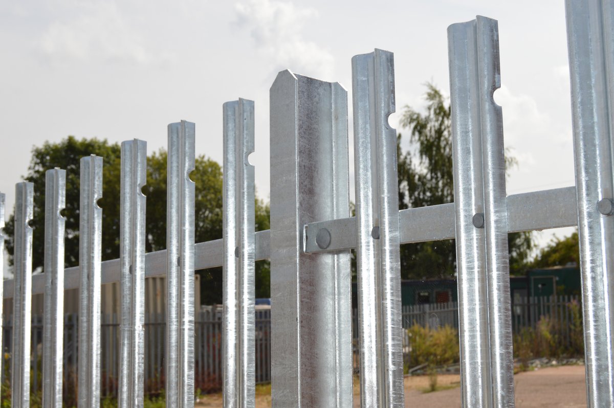 Steel_Fence's tweet photo. The weak UK £ is generating many more export sales in Paramount Palisade security fencing. Contact our exports on 01782833333 ext 306 https://t.co/hlf0f1xYFs