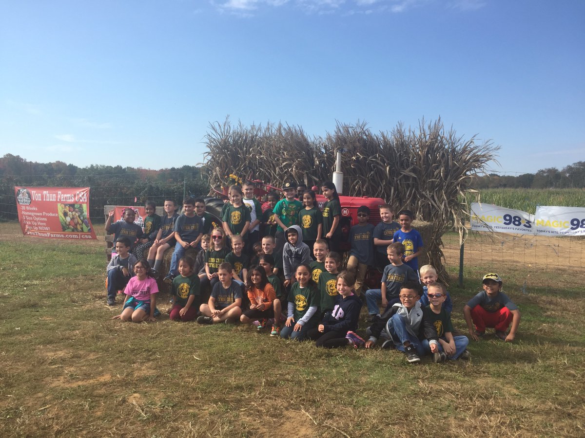 LynnCrest02's tweet photo. 2nd grade had a great time on our class trip to Von Thun's Farm! @CoachOsborne https://t.co/hY88gcYRFM