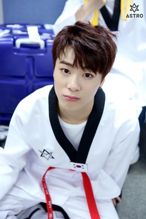 cherrymoon126's tweet photo. #아스트로 #숨가빠 #문빈 #ASTRO #moonbin ( @offclASTRO ) 🐶💗 잘 생겼당 💓 https://t.co/b6ICrhtCRh