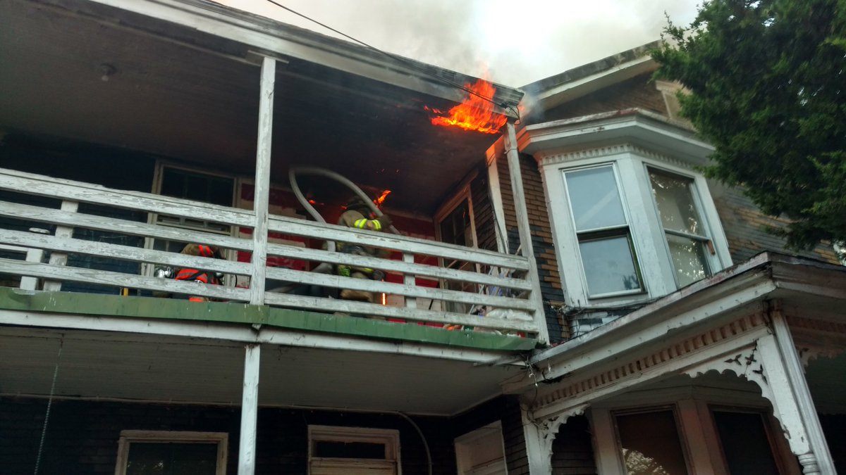 HbgCaptain's tweet photo. @hbgfire working a fire on s14th St #allisonhill troops made quick work #balloonframe rapidly extending #fire #hbgfire https://t.co/uYjiW0j1Gg