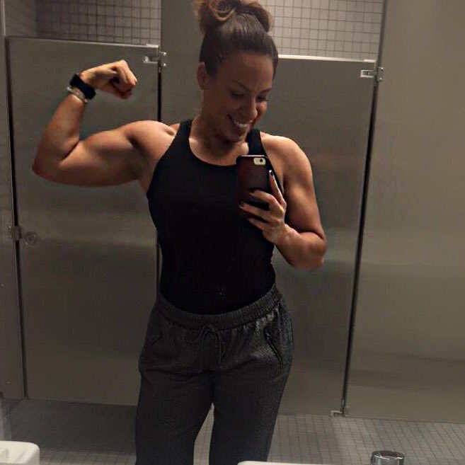 OyoqueFit's tweet photo. When the blazer comes off and the lighting is right you flex 💪🏽 😜 8 weeks out!! #texascup2016 #Pridetraining #GEA #bodybuilding #texasnpc https://t.co/jWLX0Ko8Vm