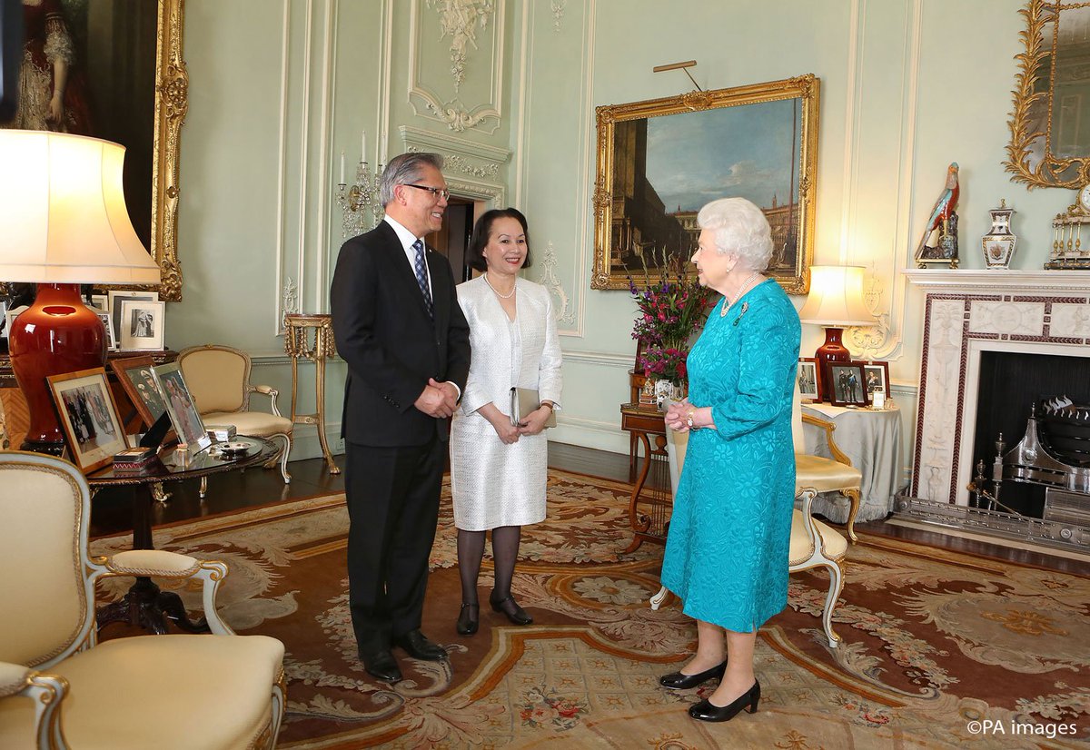 📷 The Queen welcomes the Governor of #SouthAustralia, the Hon. Hieu Van Le and Mrs Le to Buckingham Palace: bit.ly/1O52byJ