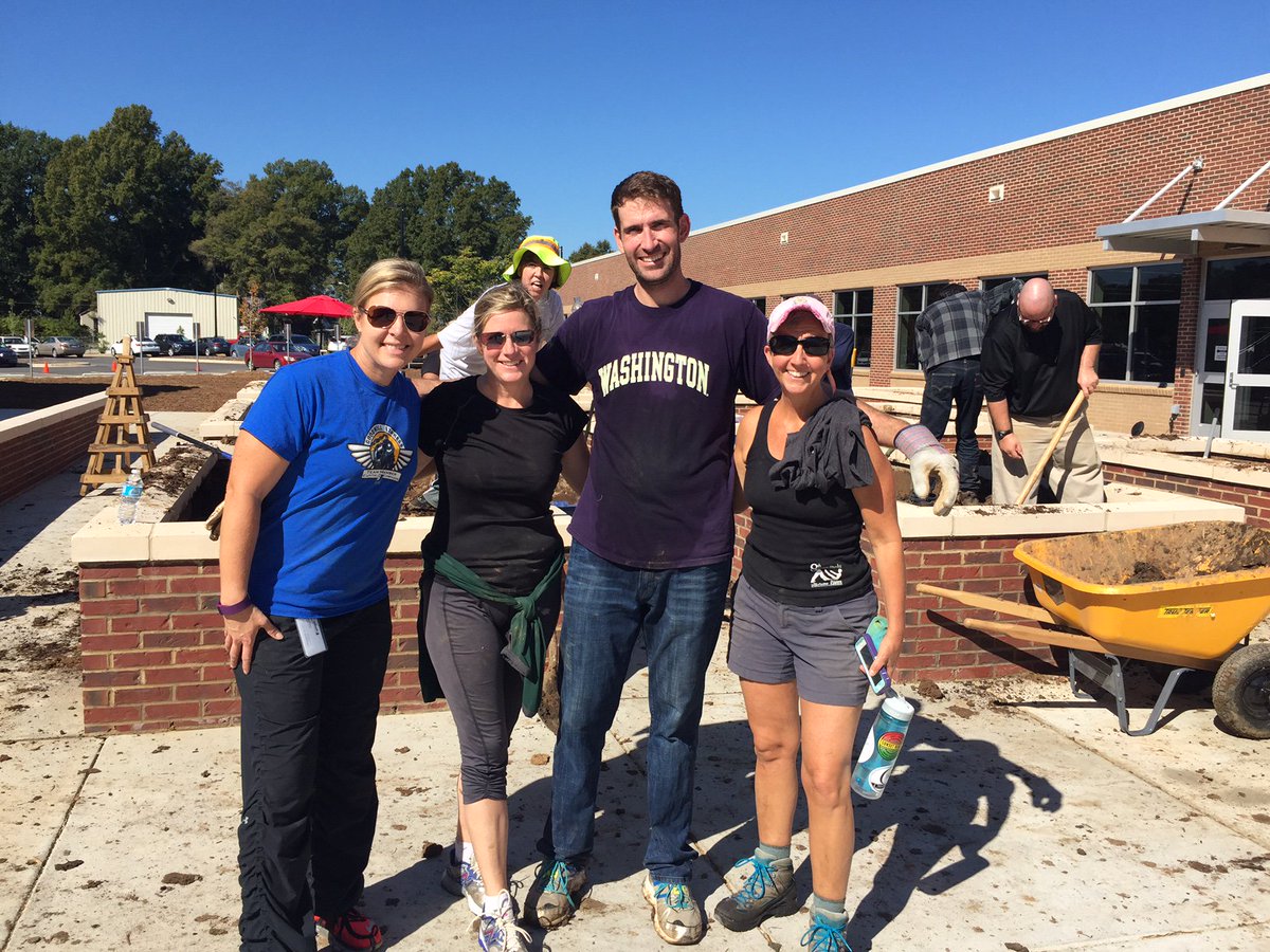 Leadershipclt's tweet photo. #lc38 and digging in the dirt and beautifying the gardens yesterday at @GoodwillSP Opportunity Campus. #service #servantleadership https://t.co/l893aW5ig2