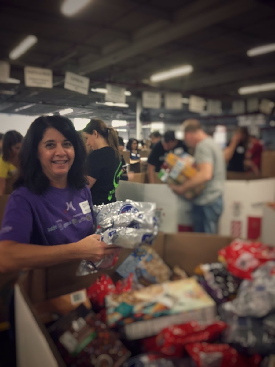 JerseyCares's tweet photo. Volunteers from @MDLZ brought big #smiles and #helpinghands to @CFBNJ as part of #Global #Volunteer Month. @HandsOnNetwork #Call4WellBeing https://t.co/N9n0HPNwWi