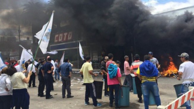 izquierdadiario's tweet photo. Protesta por despidos en supermercado Coto de Quilmes: son diez los echados. https://t.co/plSarquV6J https://t.co/XY3QnOued7