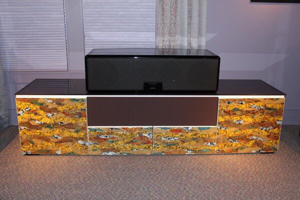 Kolman_Glass's tweet photo. Anyone can have a speaker...but who has a speaker that is also a piece of art?
Look at this stunning cabinet featuring Kolman Artisan Glass. https://t.co/XggqzMTn0p