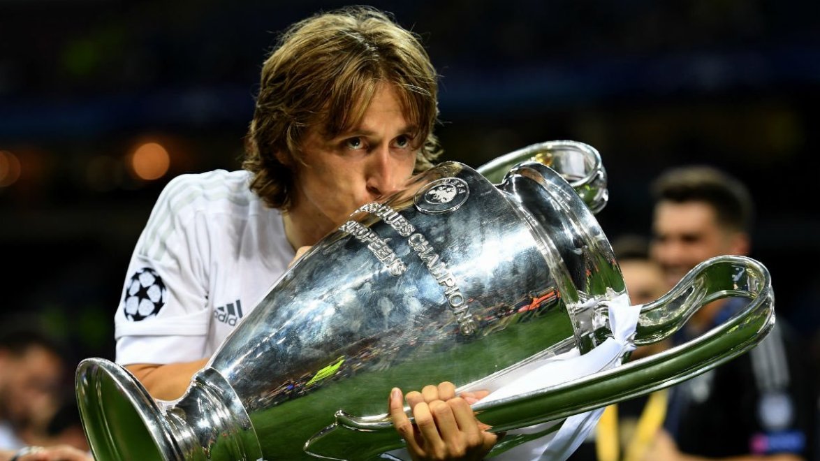 ReinoMadridista's tweet photo. Modric renueva hasta 2020. El mejor centrocampista del mundo seguirá jugando en el mejor equipo del mundo. https://t.co/98N3uDOaUu