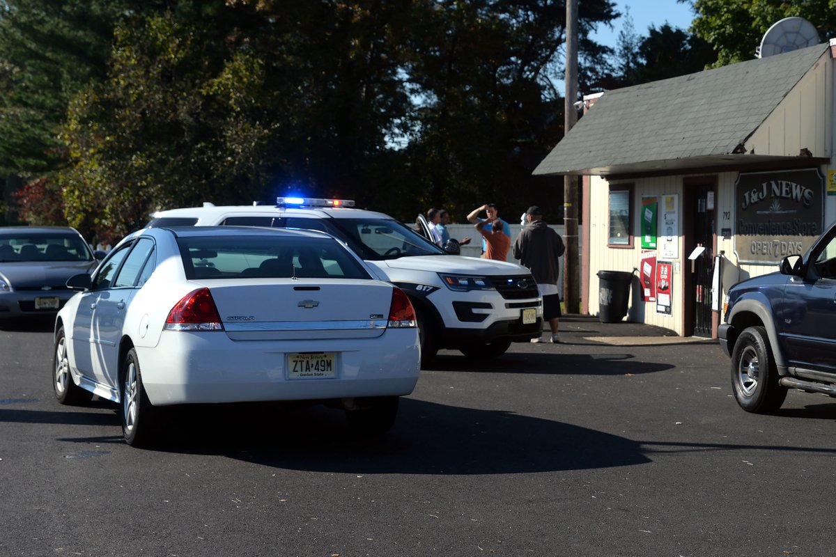 .<a href="/thedailyjournal/">thedailyjournal.com</a> PHOTOS: Robbery reported at J&amp;J News in Vineland thedailyjournal.com/media/cinemati…