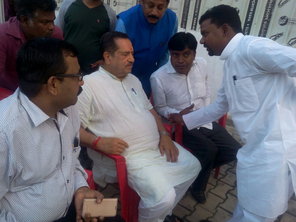 UpendraRajak6's tweet photo. राष्ट्रीय मुस्लिम मंच के मार्गदर्शक इंद्रेश कुमार से राष्ट्रीय दलित मंच बनाने पर बात करते अंनु0जाती महासभा महासचिव https://t.co/VHW1otrj6R