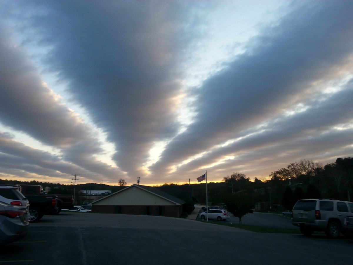 JeremyKappell's tweet image. #GravityWave creating the parallel rows of #stratus #clouds.  Photo via Cindy Busick from Paoli. #INwx