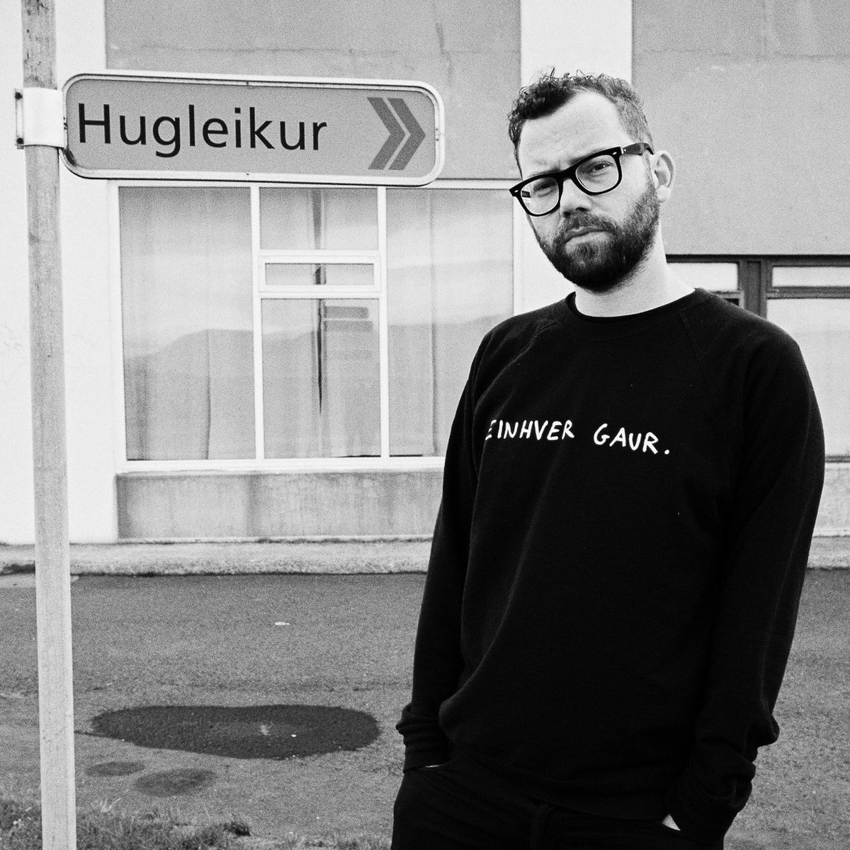 Á morgun verður <a href="/hugleikur/">dagsson</a> með okkur á sýningu! 
RT og þú getur unnið miða fyrir tvo 👏👏