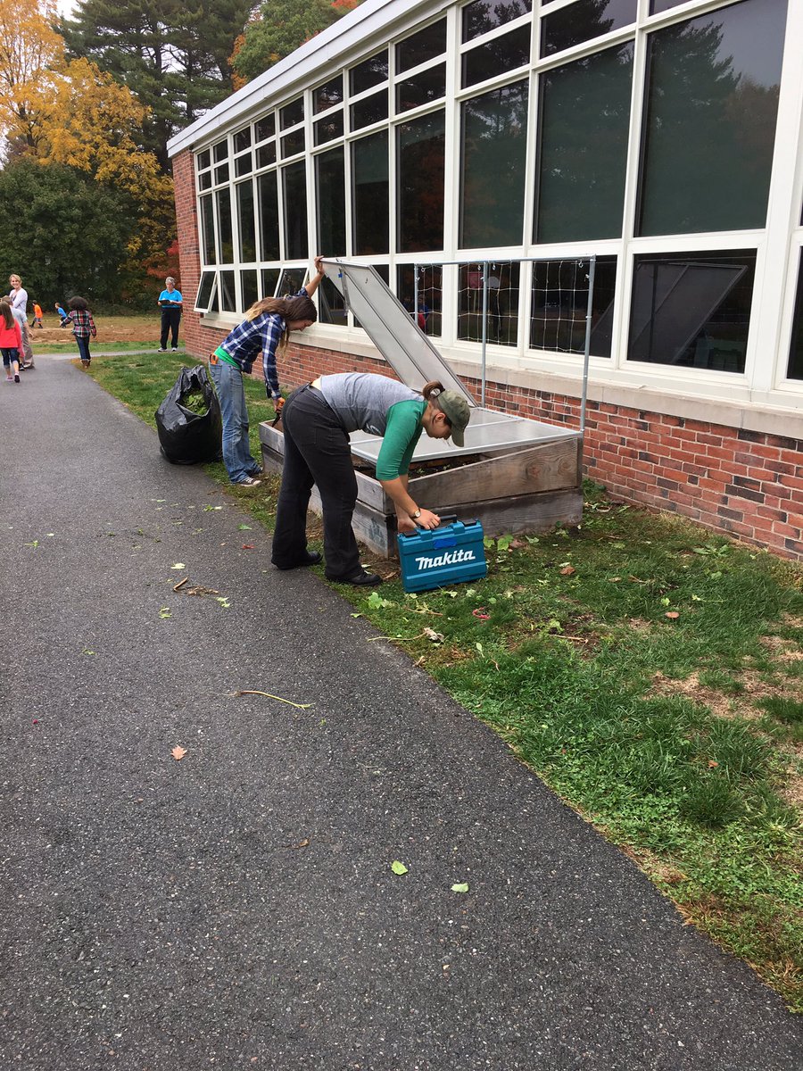 CPerrySTEM's tweet image. And they're on! #coldframes #SSSGarden #PTO @GCGrowers @LPS_Tremblay @sss_dibiase