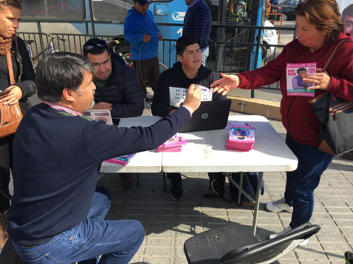 fcampusanoc's tweet photo. Informando a los vecinos sobre donde y como ejercer su voto este 23 de Octubre #Vota2 #CampusanoAlcalde por un Maipú + Humano ! https://t.co/5zFtQS6kqA