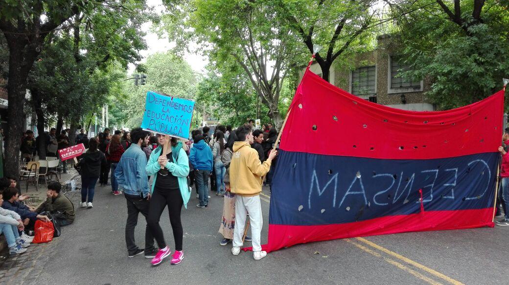 Davejoson673's tweet photo. Los compañeros siempre mejores q uno. Unidos, solidarios. Dde la mañana sentada en breve toma del ILZ #EnamEnLucha #ILZEnLucha #NoAlAprender https://t.co/nxJnF62oS8