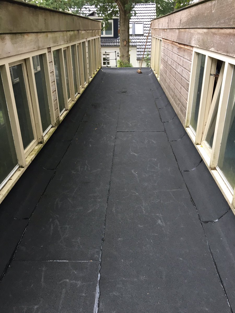 Clementsdaktech's tweet image. Platdak tussen 2 paardenstallen