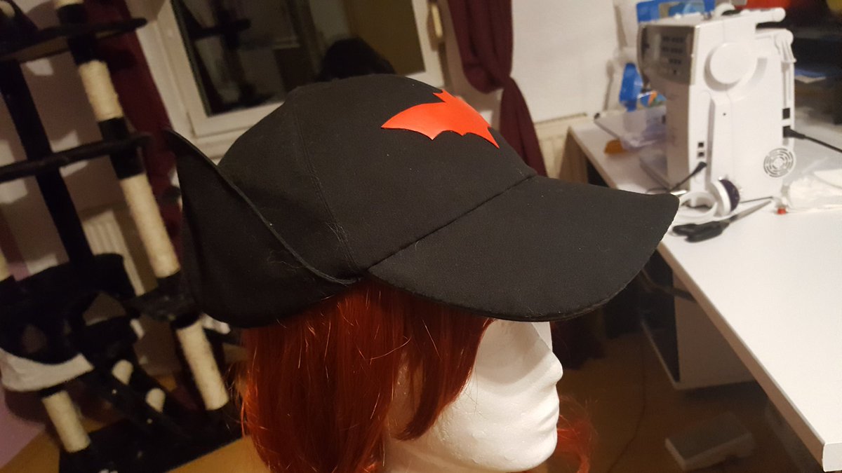 Laverna04's tweet image. Kappe für #DCBombshell #Batwoman fertig
