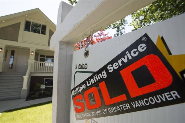 EV_WestVan's tweet photo. New Mortagage "stress test" to predict if you can keep up with payments, at current salary if interest rates rise. https://t.co/QniU2fbngW https://t.co/knrf3KTtyM