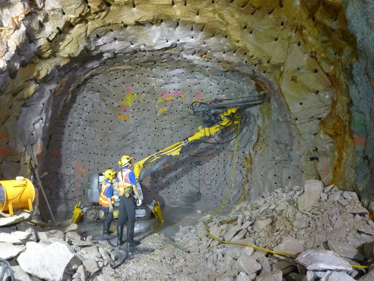 Drill and rock splitting with Brokk 400 + rock drill + Darda C20 rock Splitter.