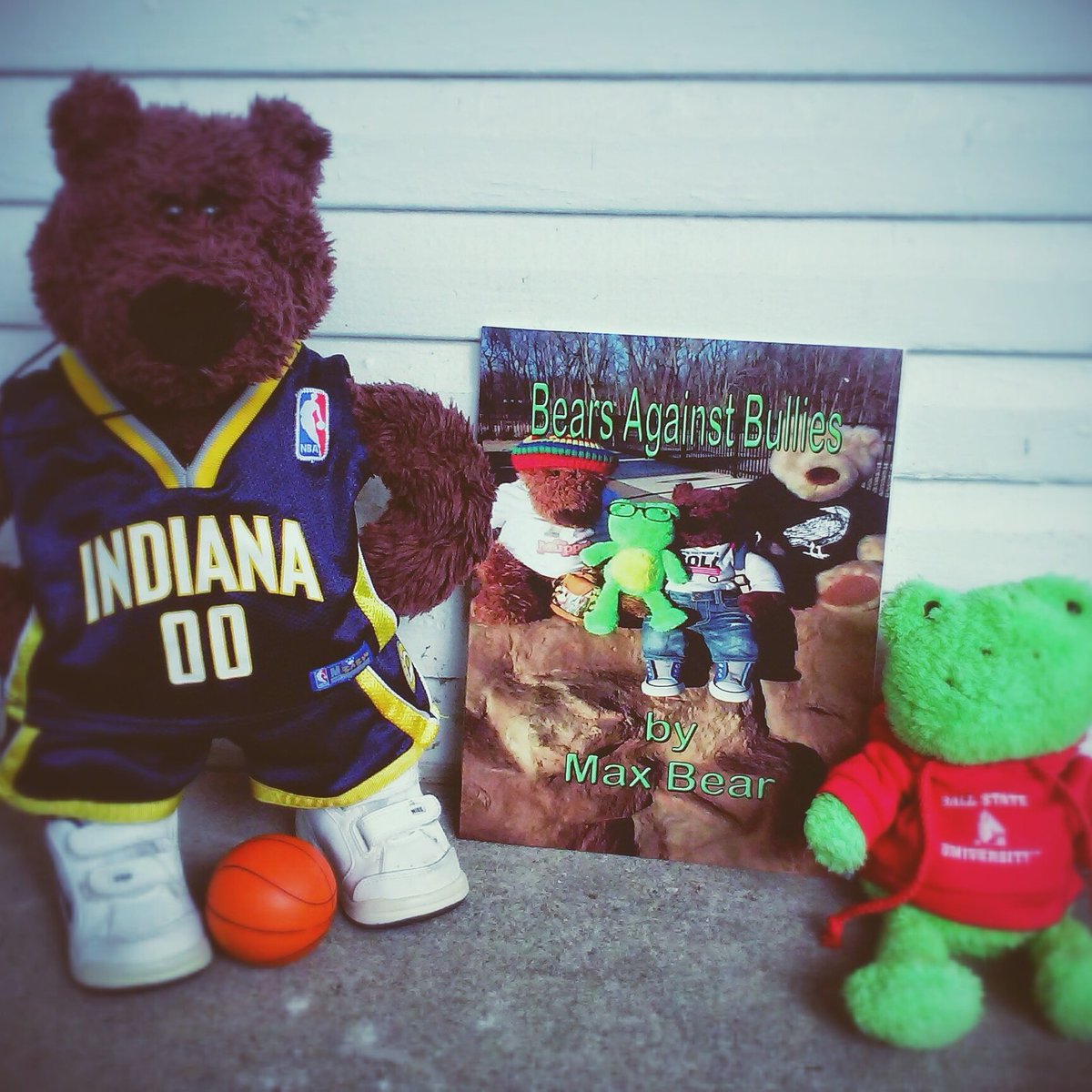 maxbearbooks's tweet photo. #MAXBEAR #BULLYINGAWARENESS #ANTIBULLYING #BULLYPROOF 
https://t.co/qMbXz5ugso #CHILDRENSBOOKS #PDF1 #IARTG #ASMSG https://t.co/nDqXZvJtJc