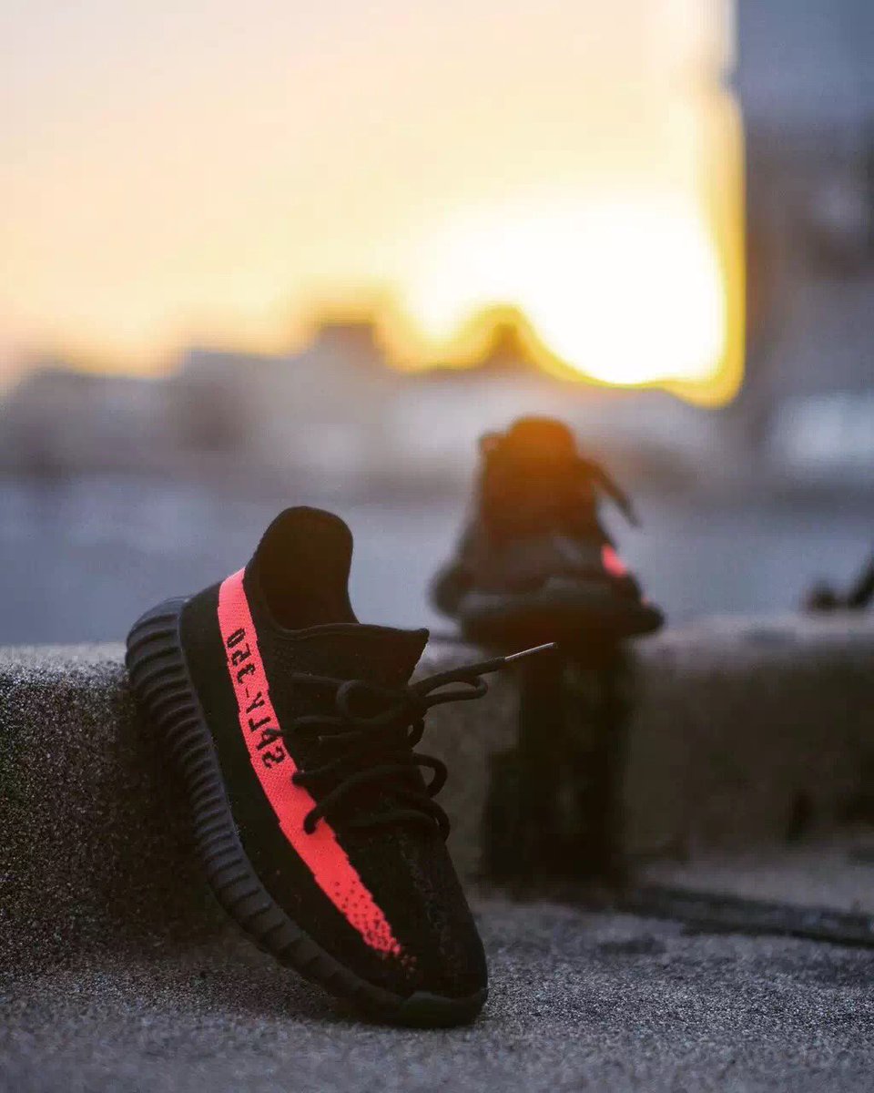 ThoaXa's tweet photo. YEEZY BOOST 350 V2 
Infrared BY9612 
25th November https://t.co/62aJTBsbZJ