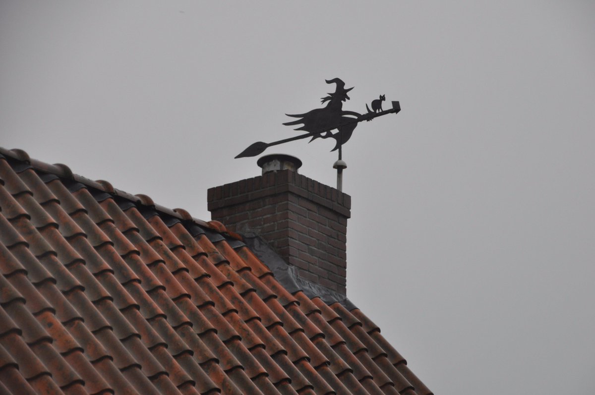 Schoorsteenbrand aan de Akkemaweg in Stitswerd, was volgens buurtbewoners een beginnende schoorsteenbrand. na 20 min keerde brw terug
