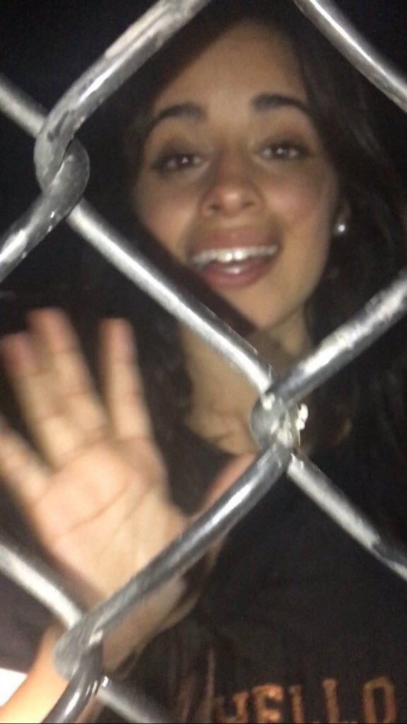 archivecbello's tweet image. i want to hug her so bad 🌹✨ #727TourParis #BadThings #camilacabello