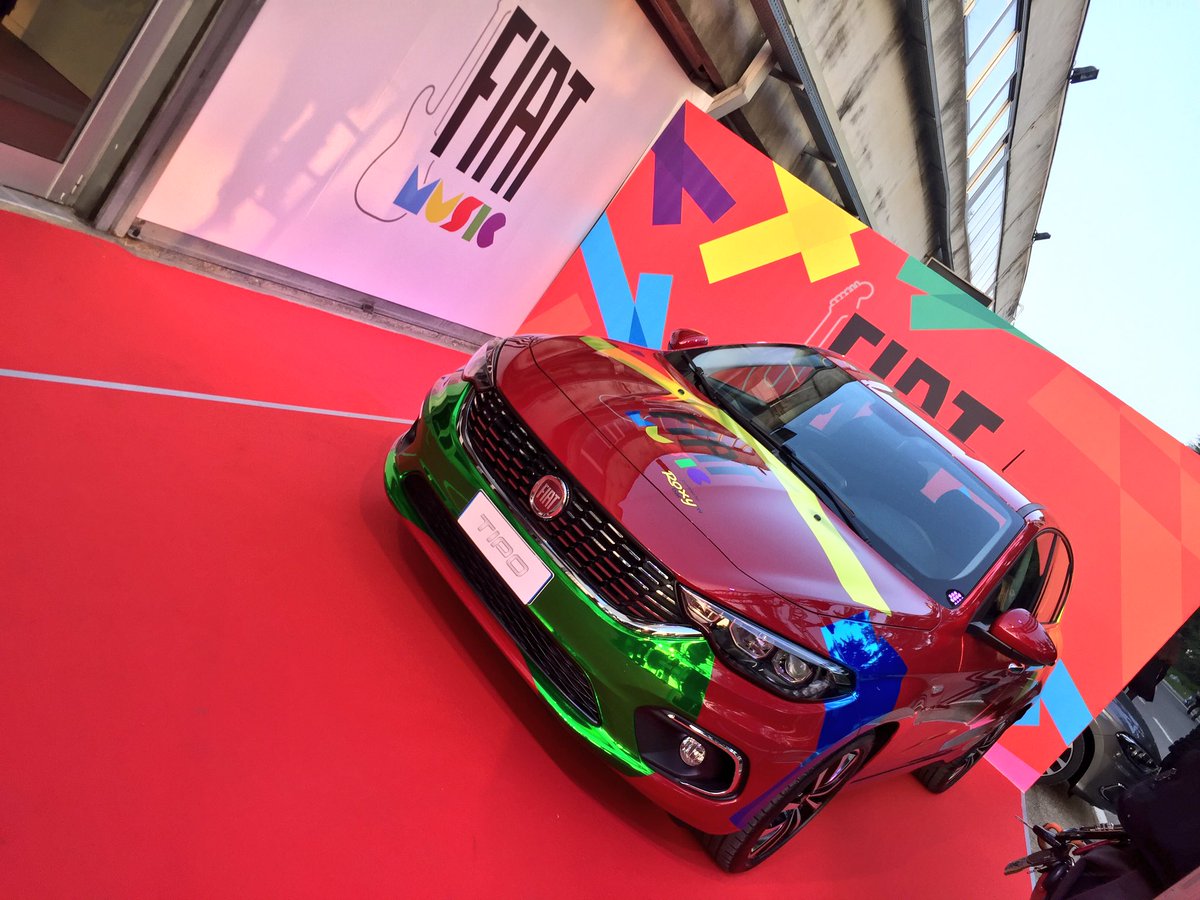auto_app's tweet photo. Oggi siamo al @RoxyBarTv, nella "casa" di @RedRonnie per #FiatMusic, il progetto dedicato ai cantanti! In diretta su https://t.co/K9gfpFz3XN https://t.co/9ywgeyg2W7