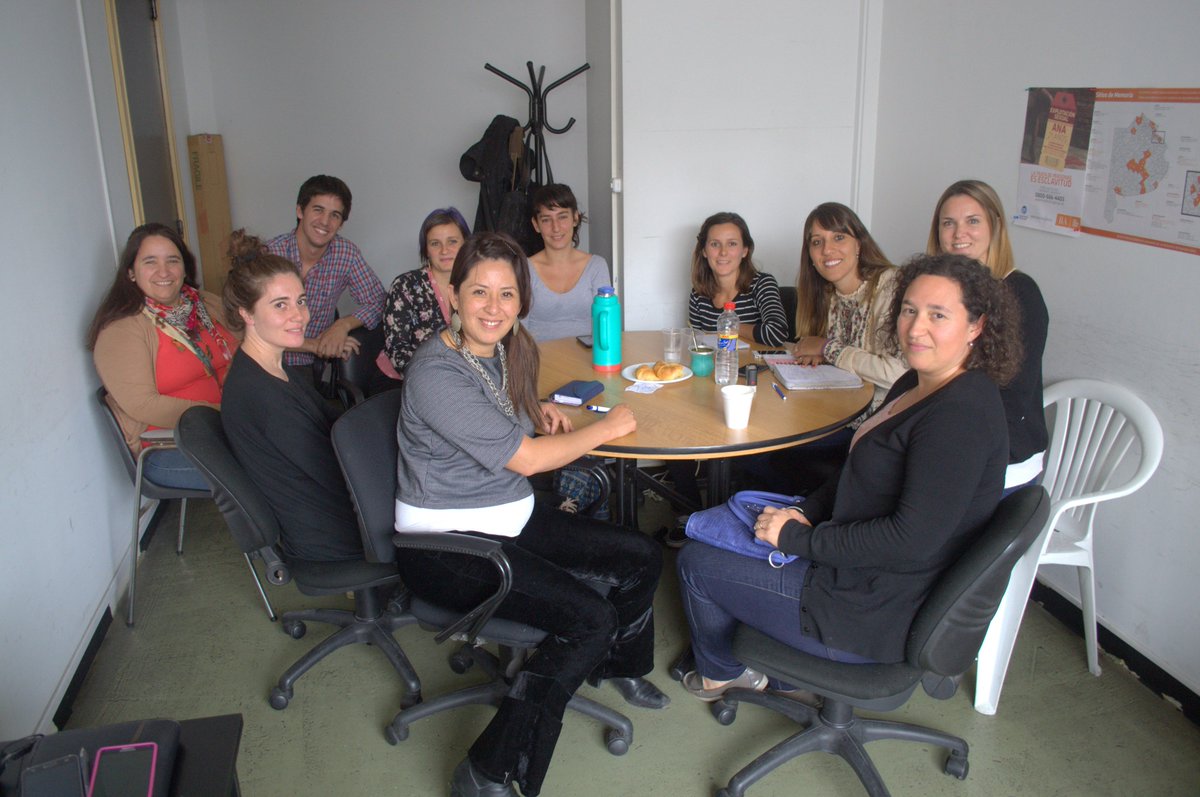 MinMujeresPBA's tweet photo. Reunión de trabajo con coordinadoras.#CapacitaciónOperadoras #Linea144 #SedePBA @danyreich @SantiagoACanton @mariuvidal https://t.co/BoDS4olMuX
