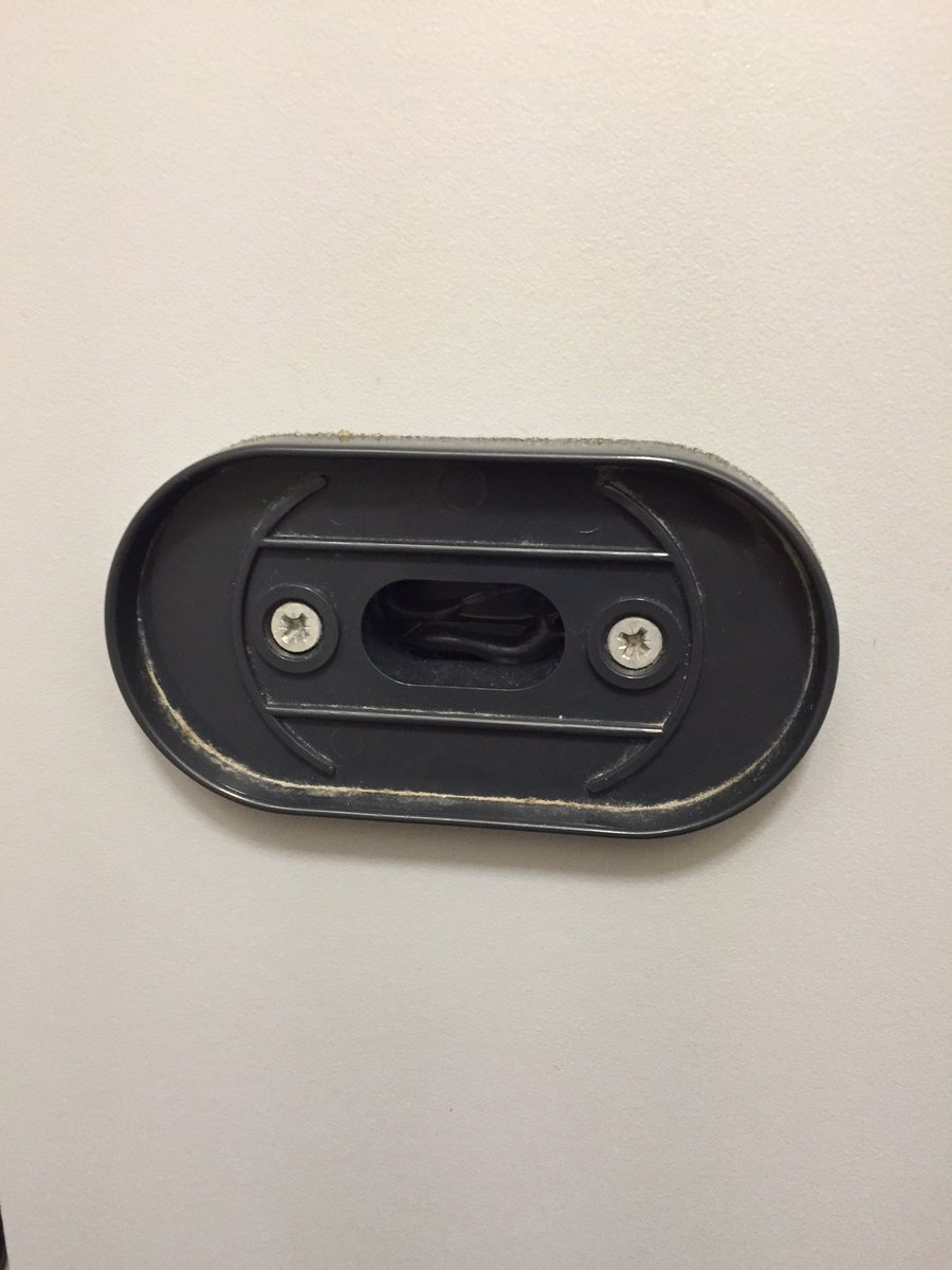 eyeseefaces's tweet photo. Little fellow in toilet cubical screams at the things he's been forced to watch #pareidolia #seeingfaceseverywhere #iseefaces #facesinplaces https://t.co/ImWaQcldc6
