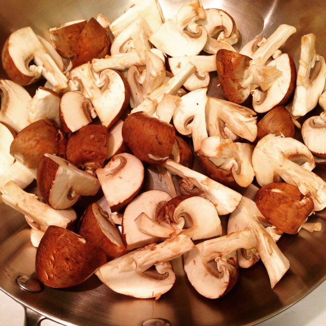 KitchenSprout's tweet photo. #HomeChef #Paleo #LightLunch #SauteedMushrooms #RedPeppers #PorkTenderloin #TipsyTuesday #DrinkWine #HOTOBER #RecordbreakingTemps๐โ๏ธ https://t.co/CL5bhesb1s