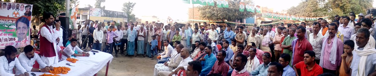 KumarAshishINC's tweet photo. #SatyaBodhYatra के तीसरे दिन चिरैया में राहुल जी और मोदी जी के कथनी और करनी का फर्क बताते हुए ।
@vidyarthee @AlankarSawai @IYC https://t.co/Cw6o1pdzpV