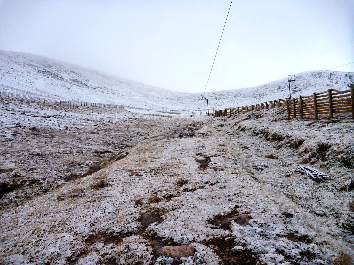 theiaincameron's tweet photo. Remarkably, the first turns of the season have been recorded by the redoubtable Helen Rennie on Cairn Gorm. Consecutive month 84 for her! https://t.co/jHGxfe9ILZ