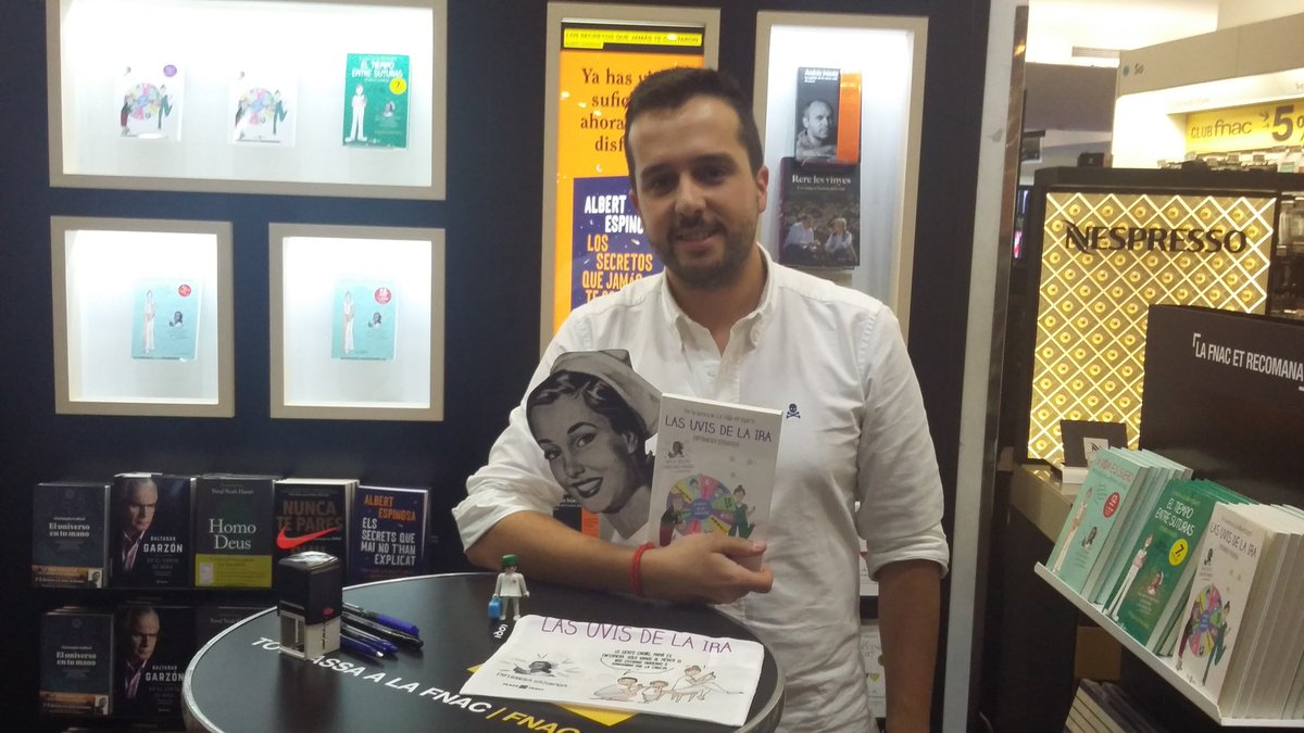 penguinlibros's tweet photo. En @Fnac_BCN @EnfrmraSaturada y #MiniSatu preparadas para empezar la firma de #LasUvisDeLaIra https://t.co/64X9yTDJPk