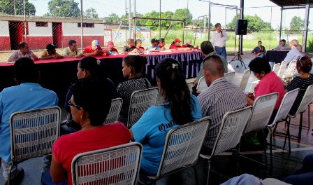 AlcEzeZamora's tweet photo. Asamblea Comunal del Consejo Local de Planificación para el presupuesto 2017 #ElTejero #PuntaDeMata #Monagas https://t.co/UzHMP40QG5