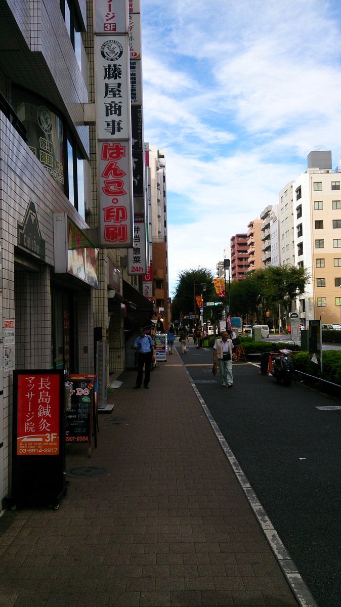ゆうめい はんこ屋さんを通りすぎます 池袋二丁目の交差点の横断歩道を渡り不安になってきたところでファミマが見えてきます このファミマを左に曲がります ゆうめい はんこ屋さんを通りすぎます 池袋二丁目の交差点の横断歩道を渡り不安になってきたところでファミマが見えてきます このファミマを左に曲がります