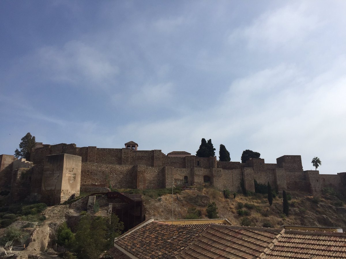 livingmalaga1's tweet photo. La Alcazaba desde la terraza de Batik. El lugar perfecto para tomarte algo #afterwork 🍻 https://t.co/XioYmSSOXc