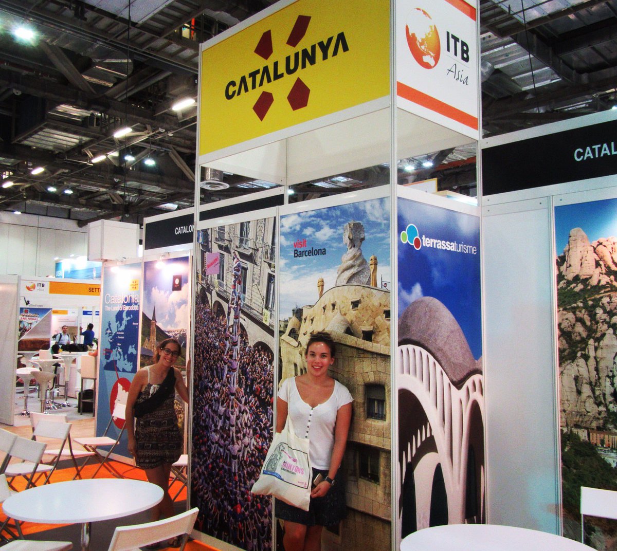 cescpoch's tweet photo. El @minyons i #Terrassa a l'estand de Catalunya a la fira ITB a Singapur! Amb les grans Marta i Clau caps internacionals de la colla. https://t.co/Q1Lhh59HNQ