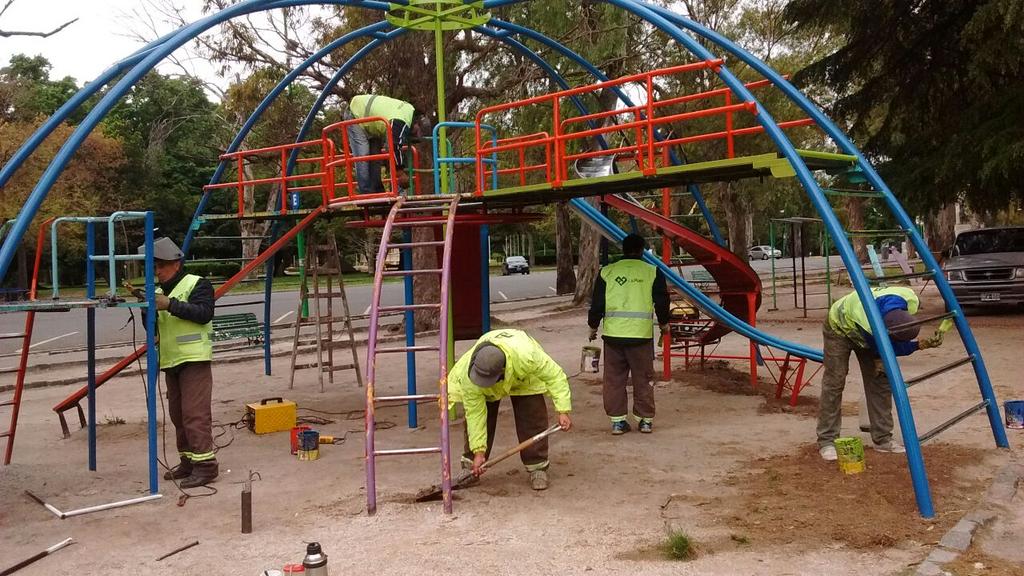 MartinezAyerra's tweet photo. Trabajamos en la recuperación de las áreas de juegos del Paseo del Bosque! @JulioGarro https://t.co/fdGmTQ2G04