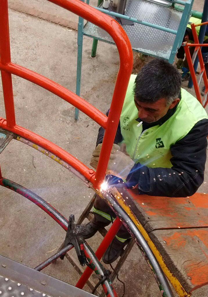 MartinezAyerra's tweet photo. Trabajamos en la recuperación de las áreas de juegos del Paseo del Bosque! @JulioGarro https://t.co/fdGmTQ2G04