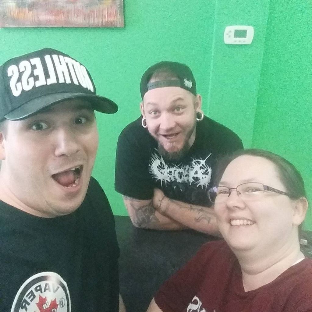 vapenightcanada's tweet photo. Hanging out with Joemoon at work.  #Vape #VapeLyfe #VapePorn #VapeLife #VapeCommunity #Vap… https://t.co/6NixgTTfez https://t.co/gS8nig4lC0
