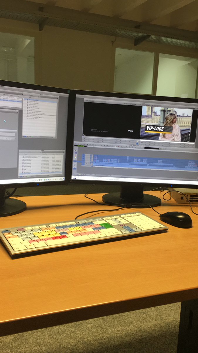 StefanKumberger's tweet photo. Die heutige Ausgabe der #VIPLoge ist fertig. Mit dabei: @SWinkhaus, @nicihood, E. #Kostyunina und der Sohn von @kahamial. 20 Uhr @SPORT1! https://t.co/vI5HH9ZxMI