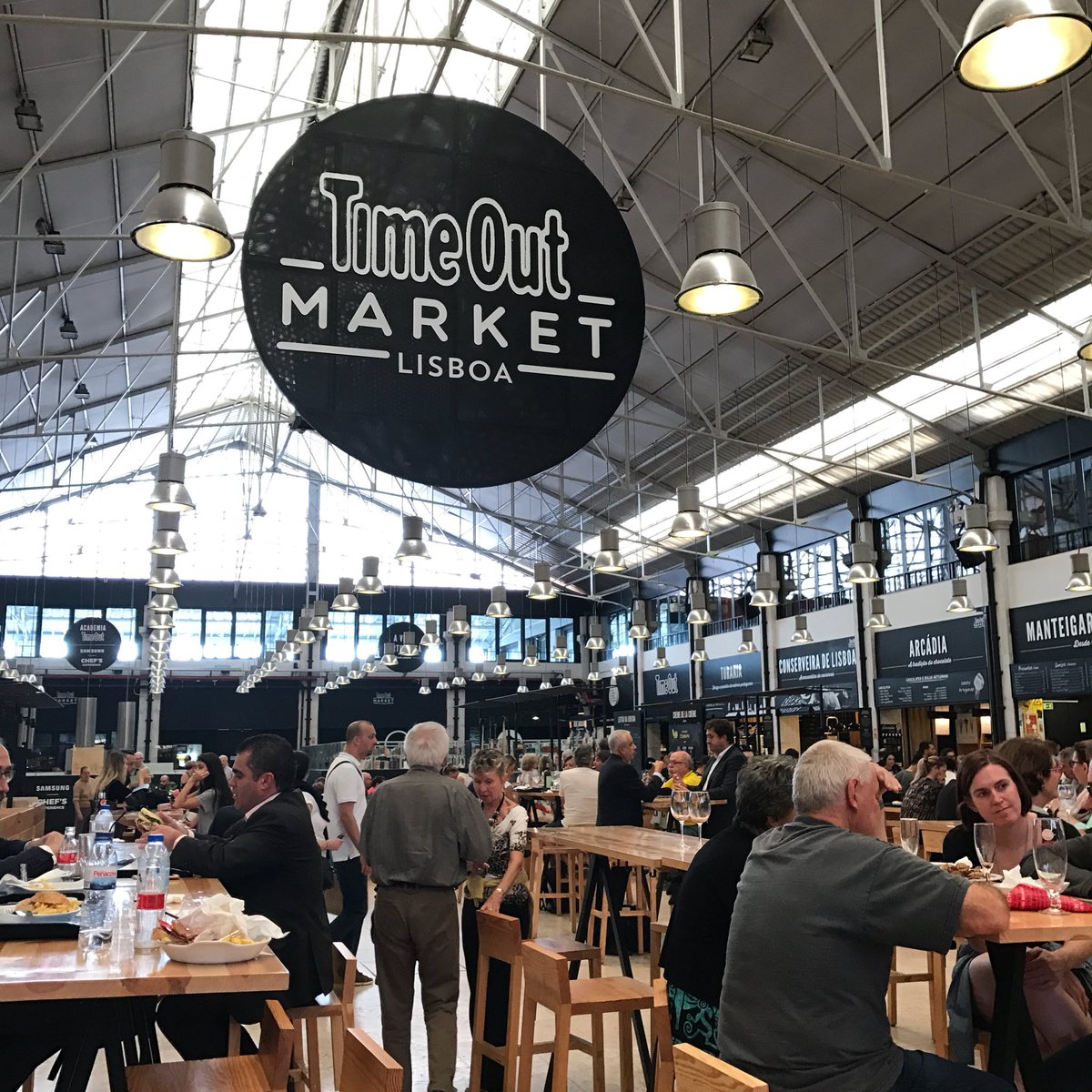 hercretail's tweet photo. Also pleased to see this cool concept going after 2 great years! Especially enjoyed the Samsung live chef @TimeOutMarket #foodtainment https://t.co/OtW61gl3yv