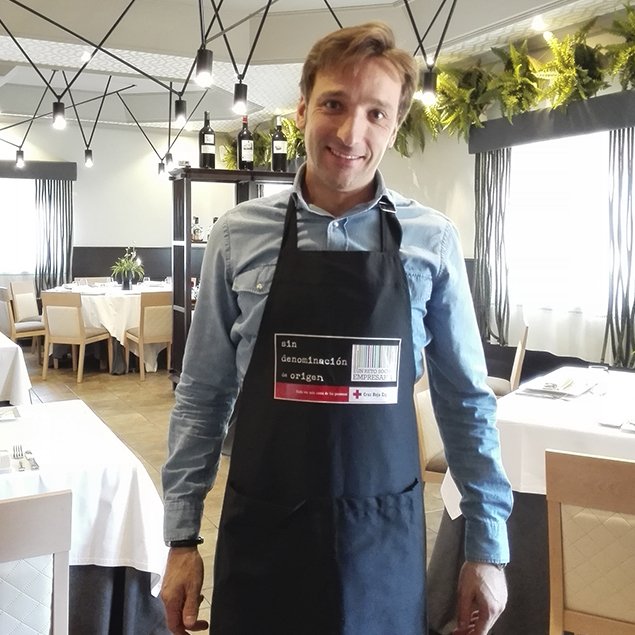 sdorigen's tweet photo. Manuel Aceituno del Restaurante @LAVESTIDA nos hace llegar esta foto posando con el Delantal Más famoso  #SinDenominacionDeOrigen.¡Gracias! https://t.co/XpoXCtZOuC